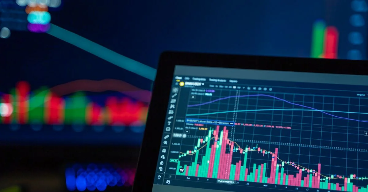 Graphiques de trading colorés affichant les tendances du marché des cryptomonnaies sur un écran d'ordinateur.